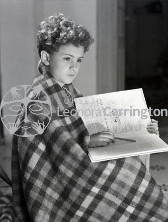Pablo Weisz Carrington de niño leyendo un libro
