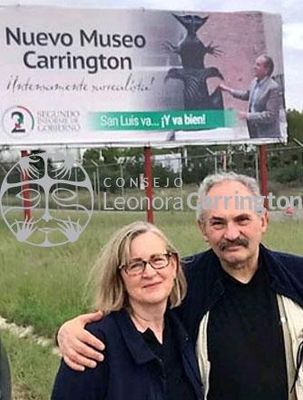 Pablo y Wendy Weisz frente a un cartel del Museo Leonora Carrington