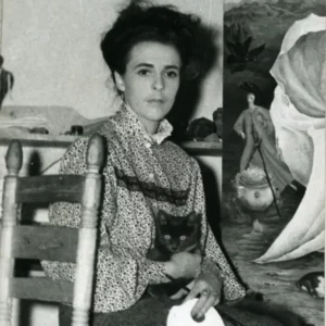 Leonora Carrington con uno de sus gatos en su estudio