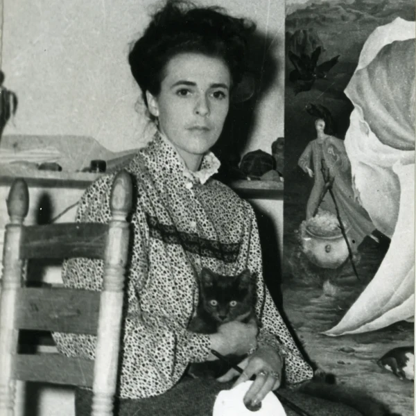 Leonora Carrington con uno de sus gatos en su estudio