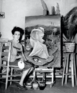 Leonora junto a su pintura La tentación de san Antonio
