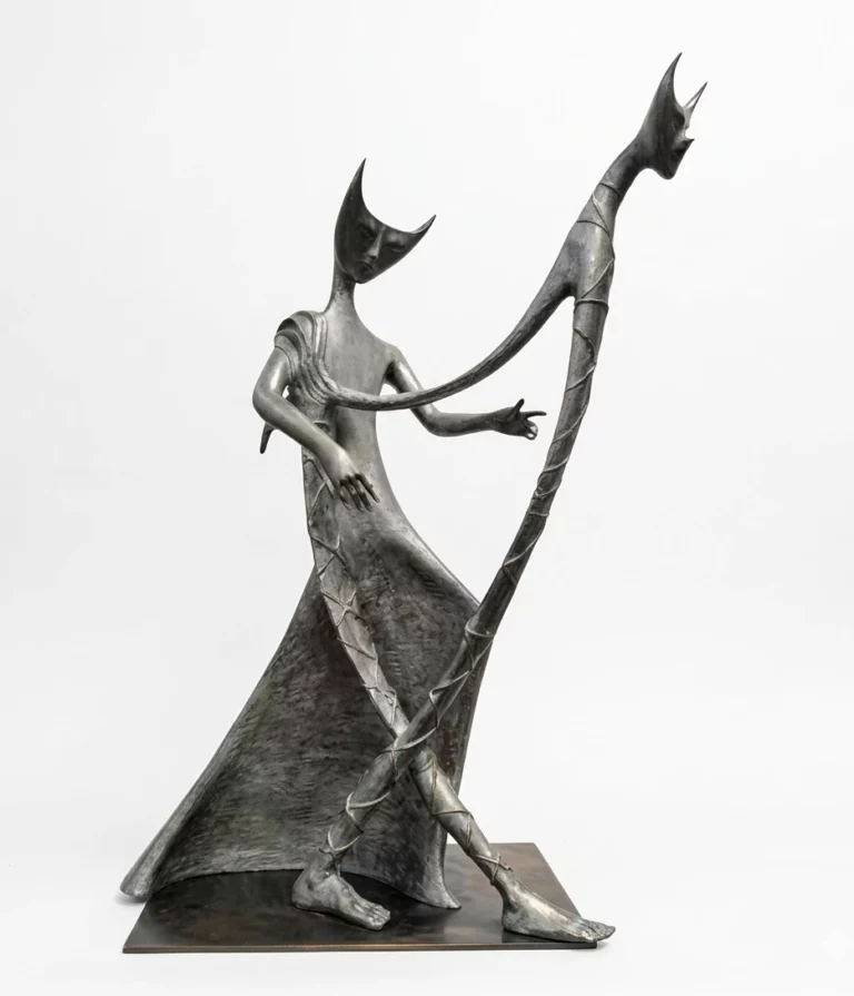 La arpista (2011) es una escultura en bronce de Leonora Carrington