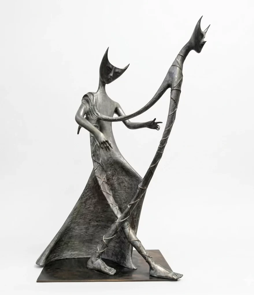 La arpista (2011) es una escultura en bronce de Leonora Carrington