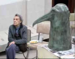 Leonora Carrington junto a su escultura Two Face Bird
